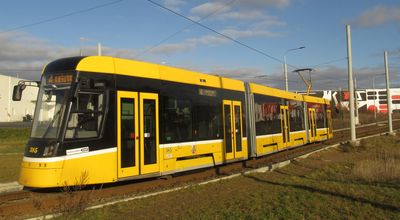 Západoèeská metropole pøivítala zbrusu nové tramvaje a už s nimi jezdí i s cestujícími. Jsou zatím pouze dvì, ale v roce 2023 má dorazit 10 dalších. Jedná se o plnì nízkopodlažní obousmìrné tramvaje Š...