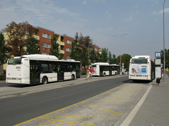 Starší plynové zelenobílé Karosy byly postupnì vystøídány nízkopodlažními autobusy SOR a Iveco. Poslední dodávka financovaná èásteènì i z evropských fondù, pøinesla do Prostìjova 10 plynových Citelisù.