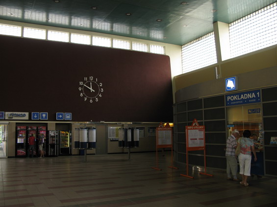 Rekonstrukcí historické nádražní haly vèetnì citlivého doplnìní nových služeb pro cestující se prostìjovské nádraží stalo dùstojným pøestupním bodem.