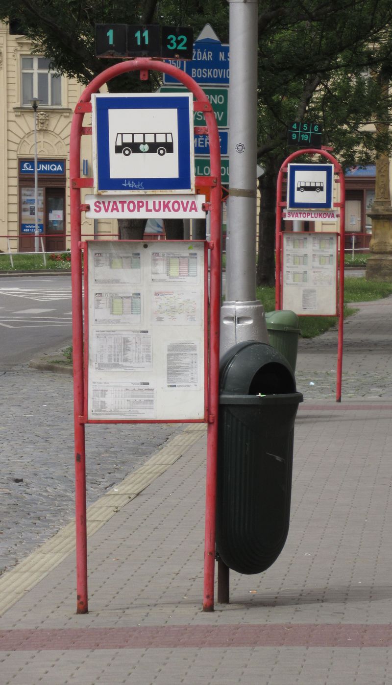 Nìkteré zastávky v centru mají i dva oznaèníky, to je pøípad také zastávky Svatoplukova, která se nachází mezi Hlavním nádražím a centrem, pøes kterou jezdí naprostá vìtšina linek.