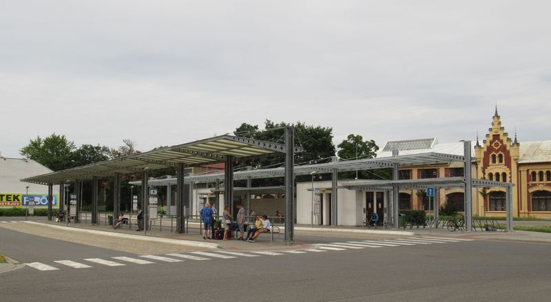 Autobusové nádraží ležící poblíž nádraží vlakového, odkud jezdí regionální integrované spoje v rámci systému IDSOK. Všechny regionální linky jsou oznaèeny trojciferným èíslem, jízdní øády zùstávají v klasické celostátní podobì.