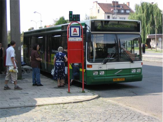 Volvo - v létì 2004 jediné nízkopodlažní vozidlo v Prostìjovì. Nyní ho doplòuje SOR BN 12.