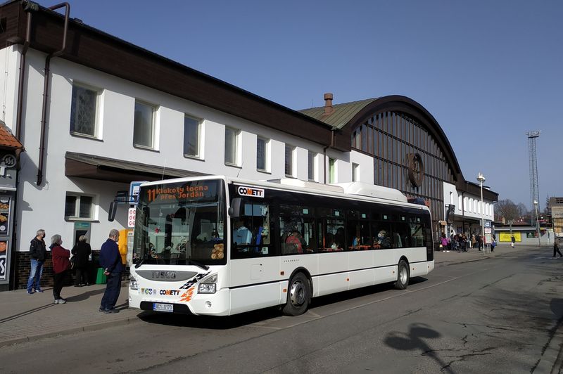 V posledních 5 letech je vozový park táborské MHD obnovován zejména autobusy Iveco. Tento standardní plynový Urbanway zachycený na nejvytíženìjší zastávce u autobusového i vlakového nádraží je ze šestikusové dodávky v roce 2018.