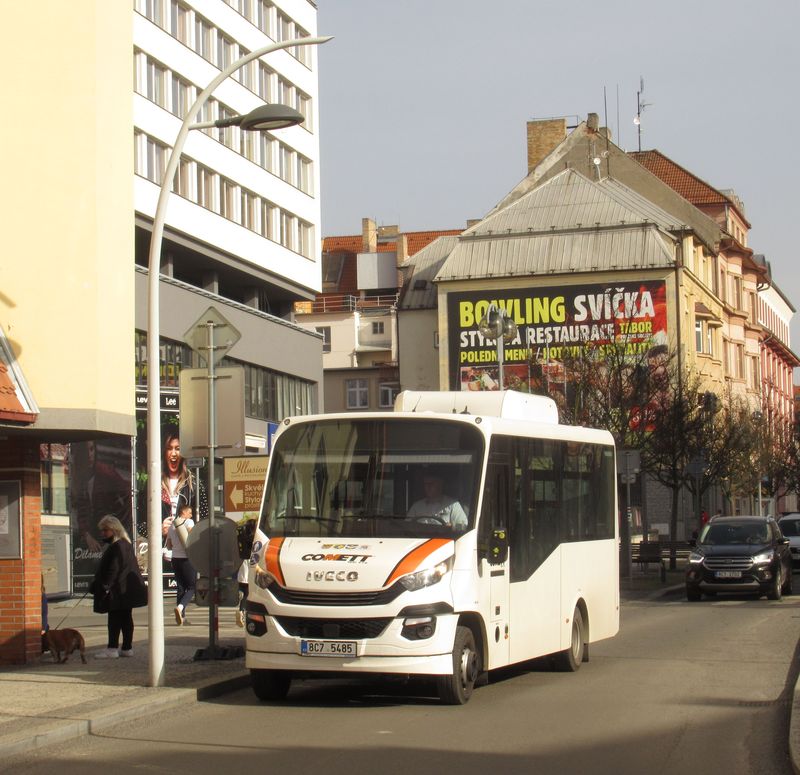 Nejnovìjší minibus Dekstra z roku 2019 urèený pro linky 60 a 61 zajiš�ující dopravu do hùøe pøístupných èástí centra Tábora vèetnì samotného historického centra a okolí øeky Lužnice. Souhrnný špièkový interval tìchto linek je cca 30 minut.