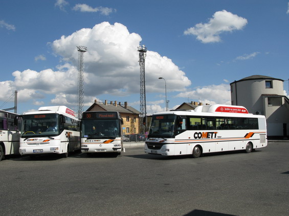 Na autobusovém nádraží odpoèívají pøímìstské plynové SORky a mezi nimi jeden z Citybusù na polopøímìstské lince 50.