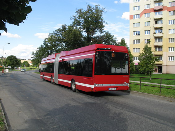 Ponìkud zvláštní nátìr i vnitøní výbavu má "severský" Solaris, který byl pùvodnì urèen pro švédský Stockholm. Nyní jezdí na páteøní lince mezi Klokoty a Sezimovým Ústím.