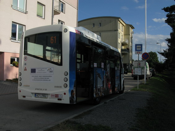 Koneèná zastávka Maredova minibusových linek 60 a 61. V okolí se nachází nová zástavba, která je pomìrnì tìžko dostupná od klasických linek MHD.