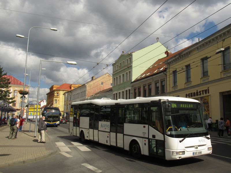 Nedostatek provozuschopných trolejbusù suploval jeden z 8 pùvodnì pražských ètyødveøových SORù z roku 2008, které se kdysi objevovaly i na letištním expresu AE. Po dobu koronavirových omezení je doèasnì zrušena bezplatná autobusová linka 112 k OC Olympia.