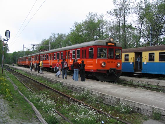Modernizovaná elektrická jednotka EN 57 pøijíždí na nádraží Cieszyn.