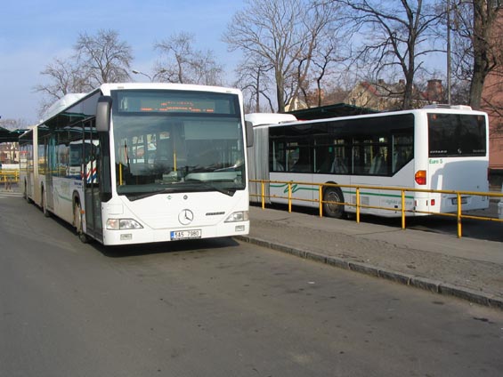 Setkání obou kloubových Citar na autobusovém nádraží.