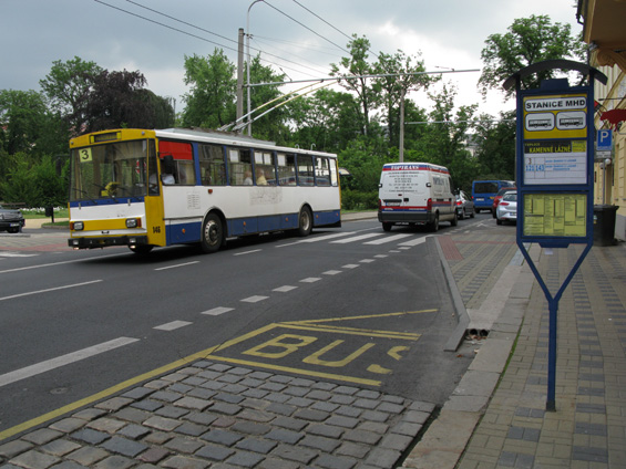 Zastávka Kamenné láznì, pøes kterou jezdí trolejbusy pouze ve všední dny. O víkendu je obsluha lázní zajištìna pøímìstskými autobusovými linkami. Ostatní trolejbusové tratì v Teplicích jsou však pojíždìny celotýdennì (kromì úseku v ulici Libušinì a Jateèní, kudy jezdí pouze nostalgická linka 11).