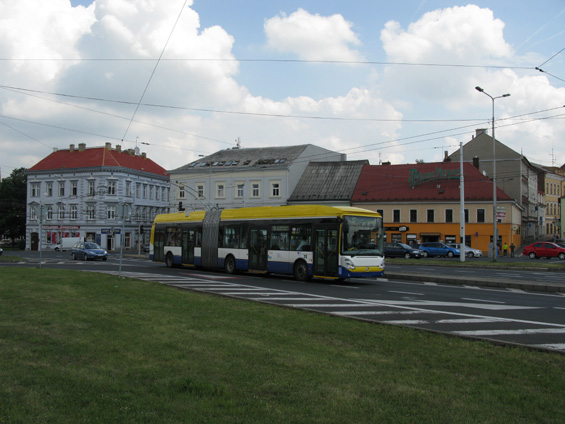 Jeden ze dvou kloubových trolejbusù Škoda 25Tr na lince 5 poblíž centra Teplic.