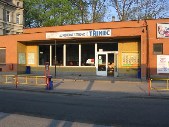 Odbavovací hala tøineckého autobusového nádraží, kde je možné zakoupit také knižní jízdní øády.