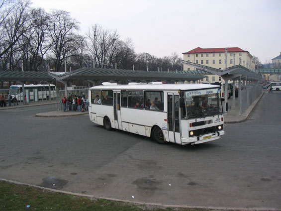 Postarší Karosa zdejšího hlavního dopravce OSNADO na autobusovém nádraží.