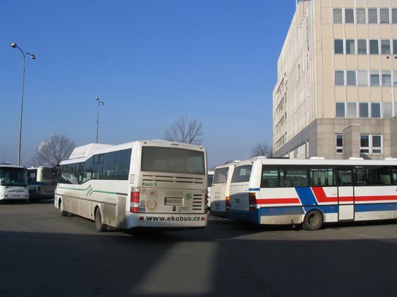 Nízkopodlažní Ekobus - SOR na autobusovém nádraží.