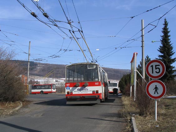 Trolejbus ve standardním ústeckém nátìru vjíždí do smyèky Mírová.