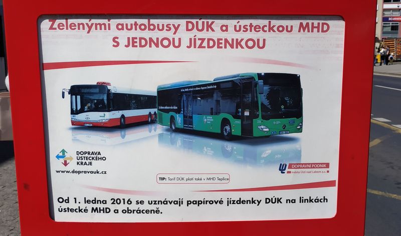Integraèní vývìska na oznaèníku MHD hlásá spolupráci regionálního systému DÚK s mìstskou dopravou v Ústí, která byla postupnými kroky do DÚK zaèlenìna, by� stále s urèitými výjimkami.