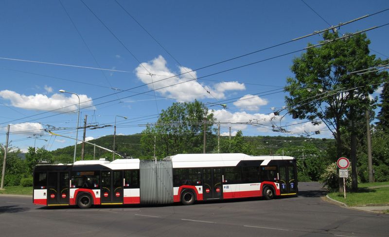 Nový kloubový trolejbus Škoda ukrytý v kabátì Solarisu je nejnovìjší posilou ústeckých trolejbusù. Linka 60 pøijíždí na svou koneènou na Mírové. Nová dodávka navazuje na 10 vozù stejného typu z let 2014-5, jen se starším typem karoserie Solaris.