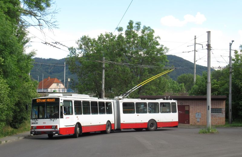 Jeden z nejèerstvìji rekonstruovaných pùvodnì ústeckých trolejbusù Škoda 15Tr po dlouhodobé odstávce po nehodì již opìt v plné síle na koneèné u železnièní zastávky Mojžíø. Od èervence 2020 pojede tato linka nikoli do Starých Pøedlic, ale na Klíši.