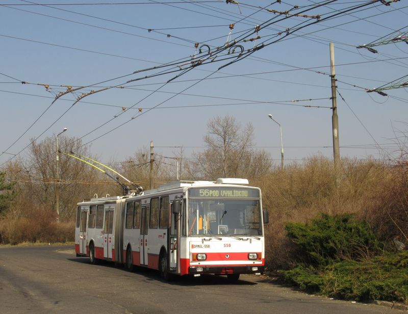 Na koneèné linky 56 u všeboøické trolejbusové vozovny odpoèívá trolejbus z roku 1995, který prošel modernizací v roce 2013.