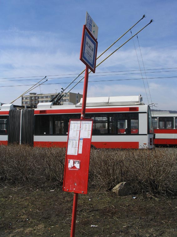 Nízkopodlažní trolejbus Škoda 22Tr odpoèívá na obratišti Severní Terasa.