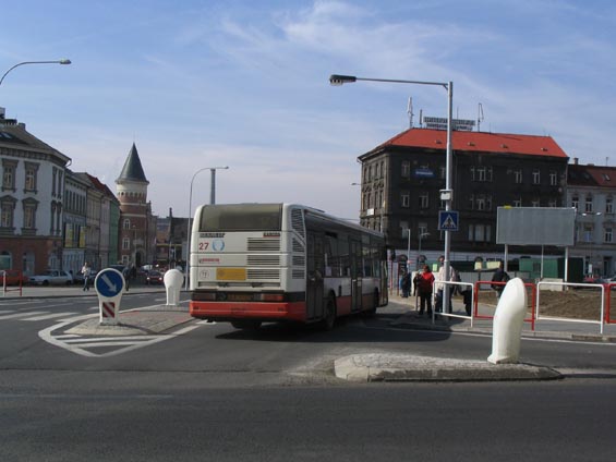 Vpravo na sloupu u zastávky Hranièáø je instalován inframaják, který se v Praze používá pro preferenci MHD aktivní detekcí.