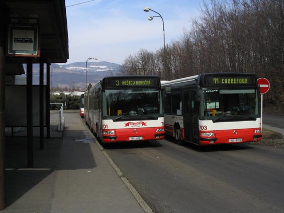 Kloubové Citybusy na páteøních autobusových linkách 3 a 11 u Nového krematoria. Vùz 701 je pojmenován Otto Havlíèek po èeském letci, místním rodákovi.