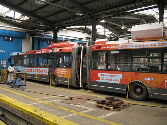 A nyní nahlédneme pod poklièku technického zázemí trolejbusové vozovny Všeboøice. Už i jeden ze dvou provozních trolejbusù 22Tr z roku 2002 prochází generální opravou.