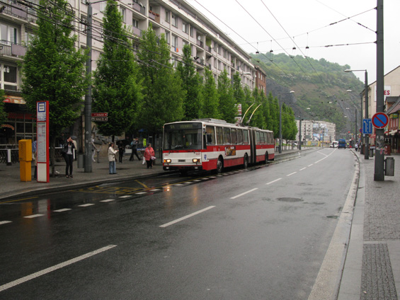 Trolejbus 15TrM z roku 1995 se blíží k Mírovému námìstí. Touto ulicí projíždìjí všechny ústecké trolejbusové linky.