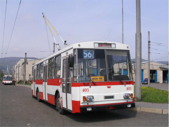 Jediný standardní trolejbus odpoèívá ve vozovnì po nároèné noèní šichtì.