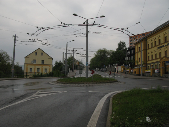 Otoèka pro trolejbusy na Støekovì využívá úsporného kruhového objezdu u zastávky Karla IV.