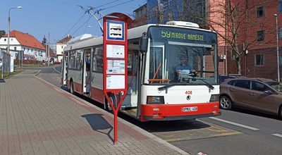 Hlavní mìsto Ústeckého kraje stále drží poèetnou flotilu pùvodních vysokopodlažních kloubových trolejbusù Škoda 15Tr. V minulých letech se podaøilo trolejbusový park èásteènì obnovit 9 novými kloubový...