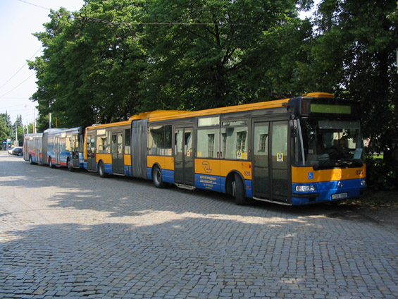 Odpoèívající kloubové autobusy v dopoledním sedle u otrokovického nádraží. Linka 55 má velmi výrazné špièky nejen díky krátkému intervalu ale i díky nasazení kapacitnìjších vozidel.
