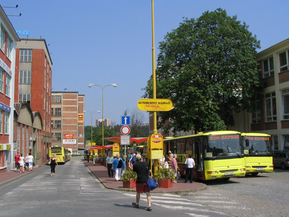 Diametrálnì odlišné autobusové nádraží dopravce Housacar pøímo v bývalém areálu Ba�ových závodù.