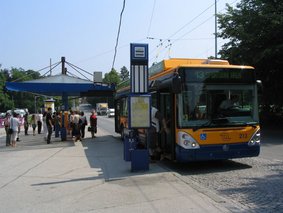 Jeden ze standardních trolejbusù s karosérií Citelis na ústøední zastávce Námìstí Práce.