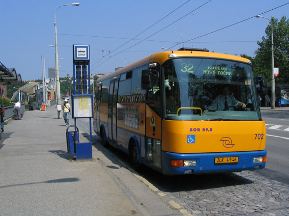 Nízkokapacitní SORy zajiš�ují dopravu na mnoha ménì vytížených autobusových linkách. Zde v zastávce U zámku (skrytý název pro autobusové nádraží).