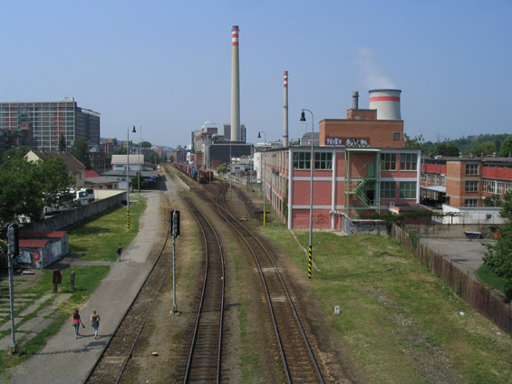 Železnièní stanice Zlín-støed leží zároveò v srdci Ba�ových závodù i v srdci mìsta.