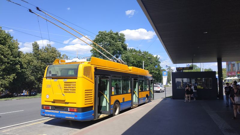 Kromì bateriových trolejbusù má Zlín již dlouhou dobu také klasické trolejbusy s pomocným naftovým agregátem. Toho je využíváno napøíklad na linkách 11 a 12, které mají nainstalovány troleje pouze po železnièní pøejezd v Pøílukách.