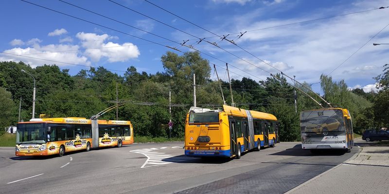 Z celkového poètu 56 trolejbusù jich je ve Zlínì kloubových celkem 25. Jezdí hlavnì na linkách z Jižních Svahù z této koneèné Kocanda (linky 6, 7, 8), ale také na mezimìstské trati do Otrokovic (linky 2 a 6).