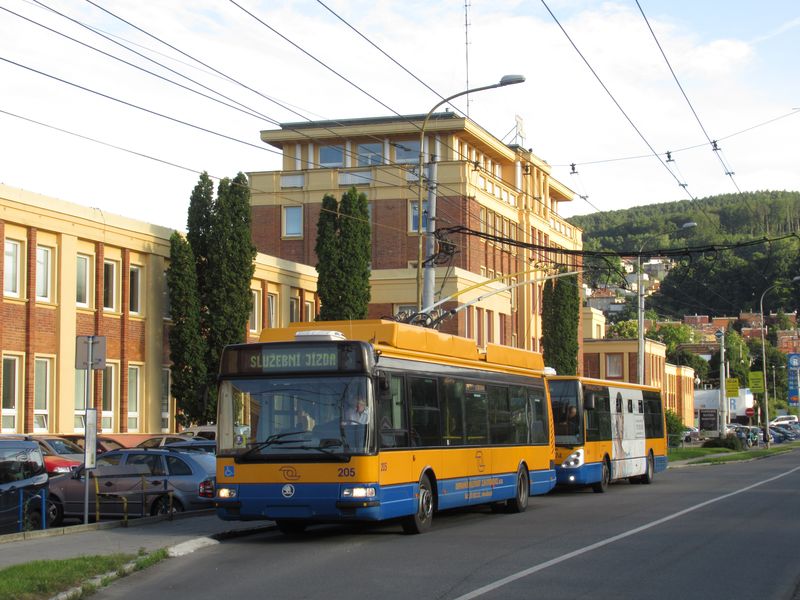 Zatahující trolejbus a autobus pøed vjezdem do areálu DSZO ležícím na východì mìsta poblíž místní nemocnice. Okolo jezdí také páteøní trolejbusové linky 2, 8 a 9.