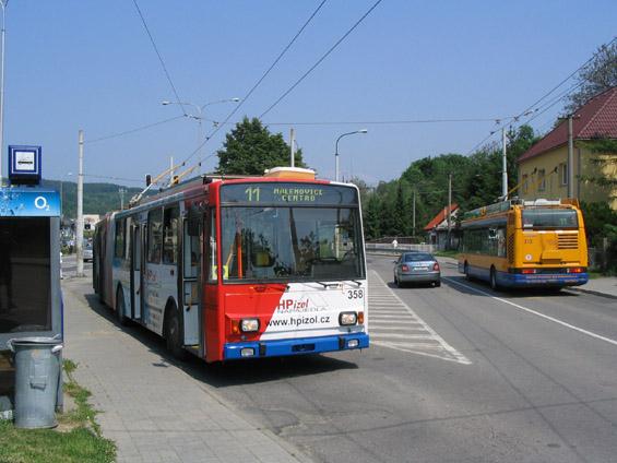 Smyèka Pøíluky. Bìžný trolejbus zde konèí a hybridní trolejbus vpravo právì stahuje kladky a pokraèuje na naftu do prùmyslové zóny.