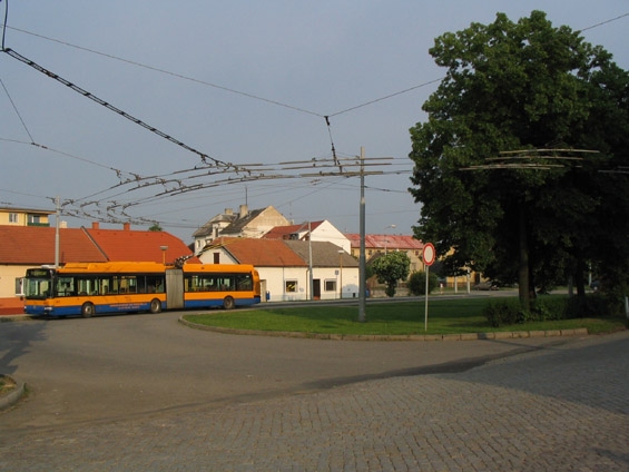První zlínský kloubový trolejbus nové generace Škoda 25Tr u otrokovického nádraží.