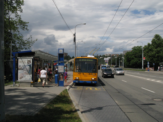 Zastávka MHD u autobusového nádraží. To se nachází severozápadnì od centra mìsta a pøeklenuje ho silnice z centra smìrem na Jižní Svahy.