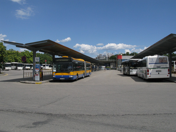 I zde na autobusovém nádraží zastavoval autobus náhradní dopravy za vlaky - poblíž se totiž nachází vlaková stanice Zlín-støed.