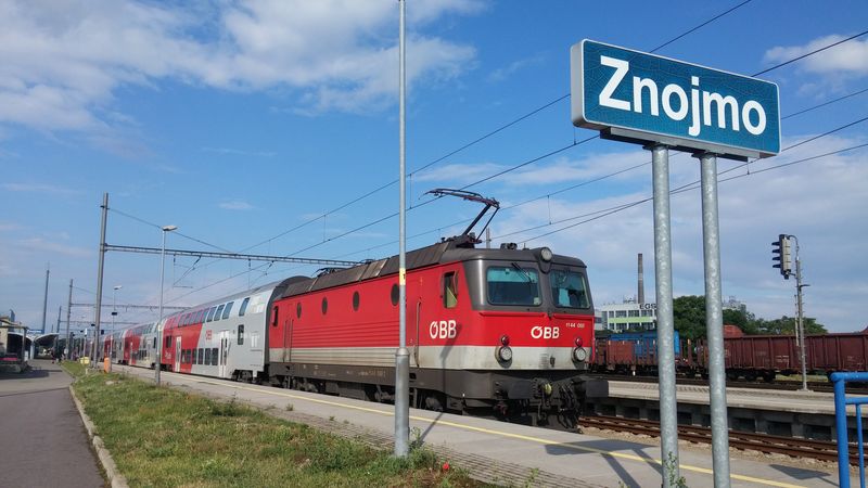 Ze Znojma se vlakem dostanete pøímo až do Vídnì, do Brna bohužel nikoli. Rakouské dráhy konèí ve Znojmì s touto pøímìstskou kapacitní linkou, která se postupnì cestou k rakouské metropoli zaplní.