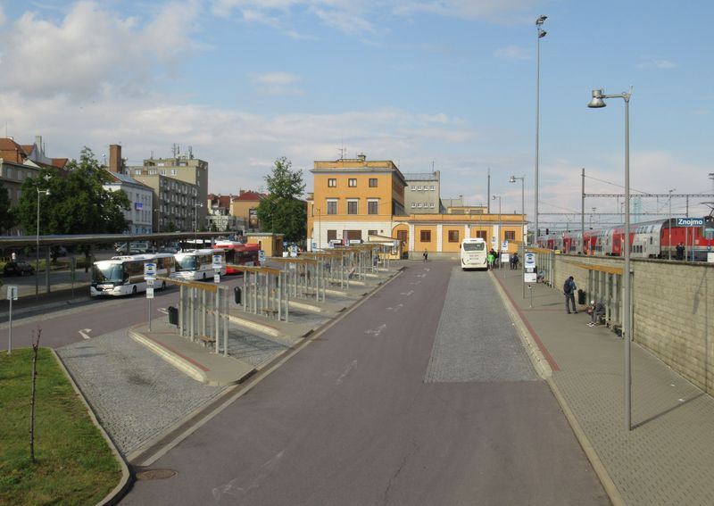 Spoleènì s integrací dopravy na Znojemsku do IDS JMK vzniklo pod vlakovým nádražím také nové autobusové nádraží, odkud se rozjíždí vìtšina pøímìstských linek do širokého okolí i mezimìstské spoje do Brna a dálkové linky do Prahy.