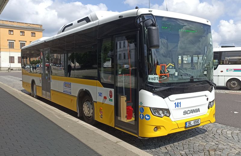 Znojemský dopravce Psota používá pro regionální linky toto žlutobílé barevné schéma. Jednìmi z nejnovìjších autobusù jsou tyto dvì low-entry Scanie. Naposledy však tento dopravce obnovil svùj park více než 20 autobusy Iveco Crossway LE již v jihomoravském nátìru pro vysoutìženou oblast Mikulovsko.