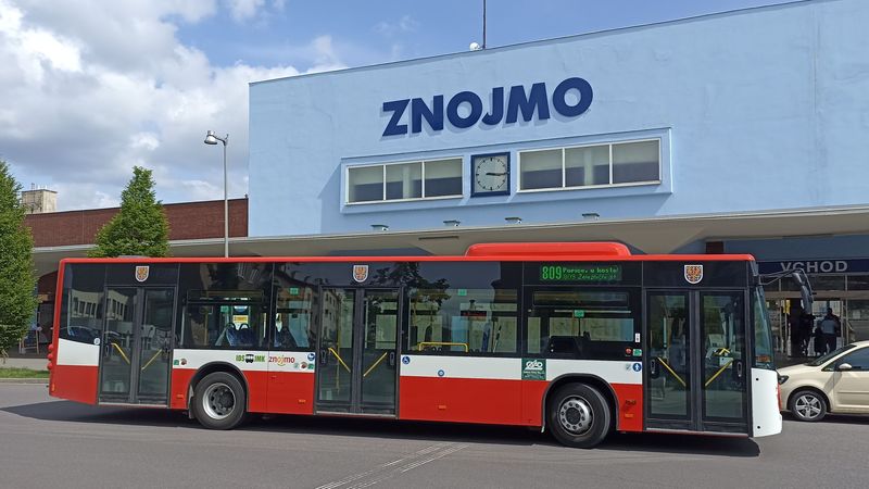 Nový vzhled autobusù MHD Znojmo obsahuje také mìstský znak nad všemi dveømi, logo Znojma i IDS JMK. Od ledna 2023 jsou díky novému dopravci všechny vozy MHD nízkopodlažní a klimatizované.