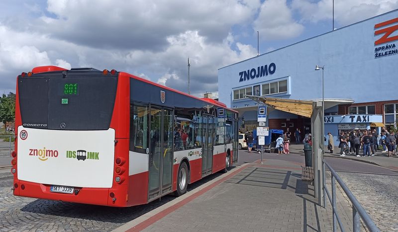 Nové znojemské autobusy jsou oznaèeny výraznými logy mìsta i integrovaného systému ze všech stran. Centrem dopravního dìní je i nadále vlakové nádraží.