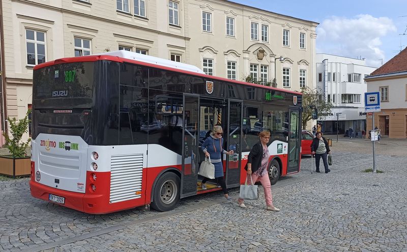 Zastávku na Horním námìstí v historickém centru Znojma obsluhují midibusové linky 806 a 807 s tìmito vozítky Isuzu.